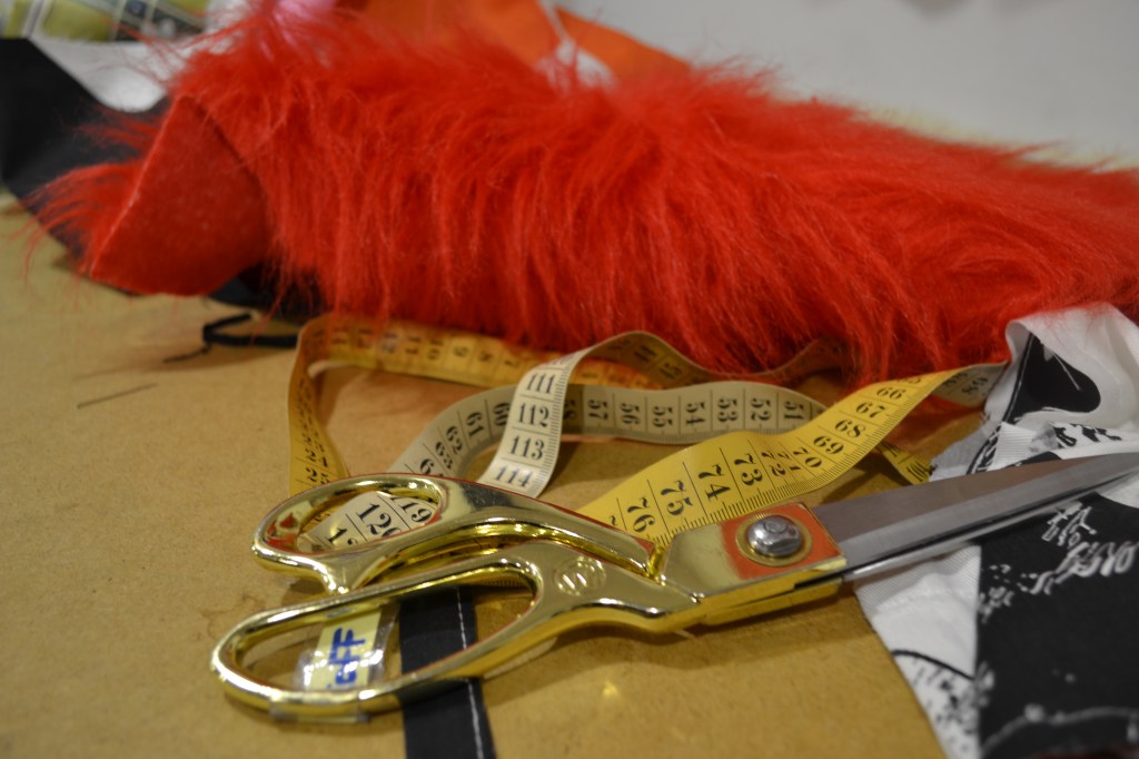 Näh dir eins! Wie du dir ohne Nähkenntnisse, ohne eigenen Stoff und eigener Nähmaschine kostenfrei ein Faschingskostüm in Linz nähen kannst.