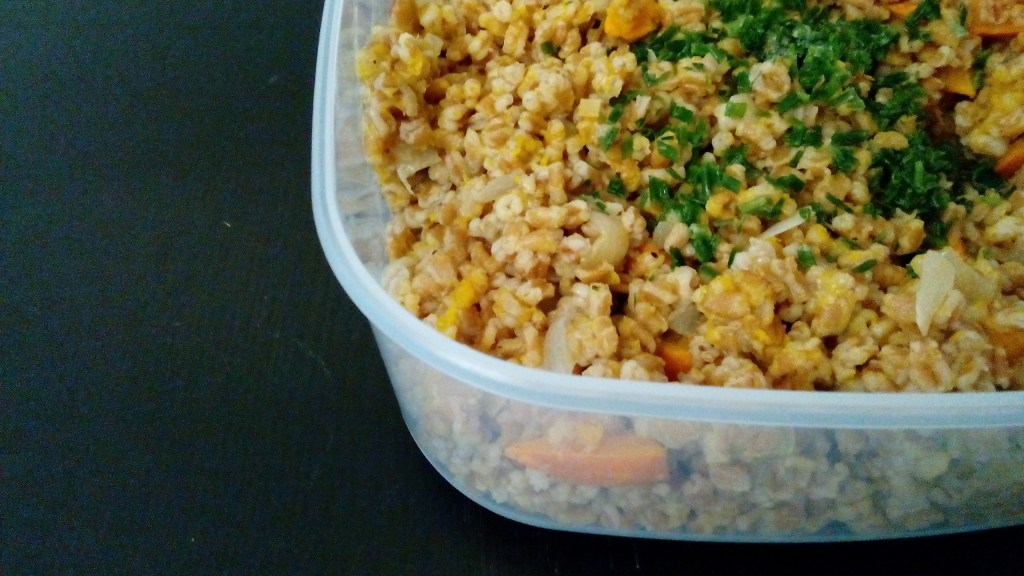 Mittagessen im Herbst || Super einfacher Kürbis-Dinkel-Reis auf Joghurt-Limetten-Dip auch wunderbar zum Mitnehmen ins&nbsp;Büro